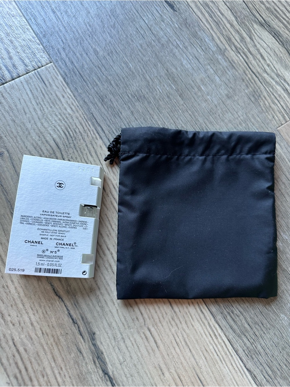 Chanel Box Display Decoration Staging Logo Tissue and Makeup Pouch with Sample - Picture 8 of 9